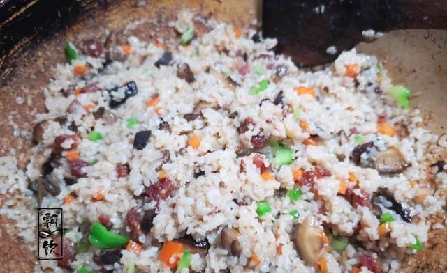  炒米饭|剩米饭也要吃得有滋有味，加这几样食材一炒，好看又好吃，特别香
