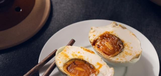 沙流油|腌咸鸭蛋时,别只加食盐,大厨教你正确方法,个个起沙流油
