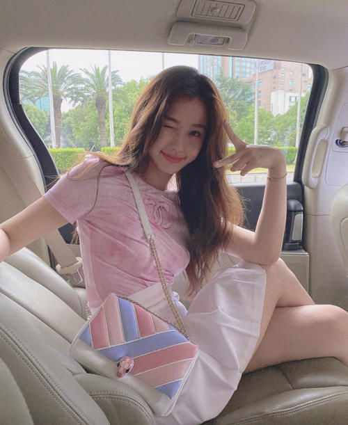  出门|虞书欣最新造型“翻车”？气质红裙配平底皮鞋，像极了富家女出门