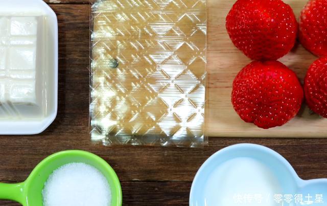  老少皆宜|甜香味美的草莓牛奶冻，烹饪简单，营养好吃，老少皆宜的美食