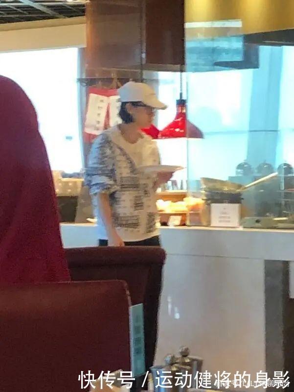 特别的开心|胡杏儿素颜吃自助餐,穿健身裤大腿还粗,生了娃成了老阿姨!