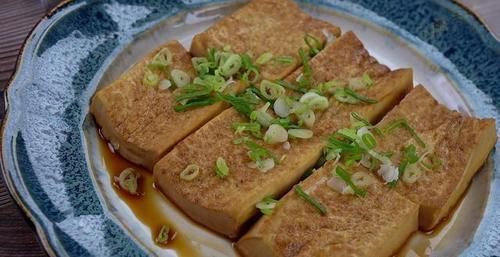  轻轻|煎豆腐容易碎，掌握这五个技巧，让你煎出来的豆腐完整又美味