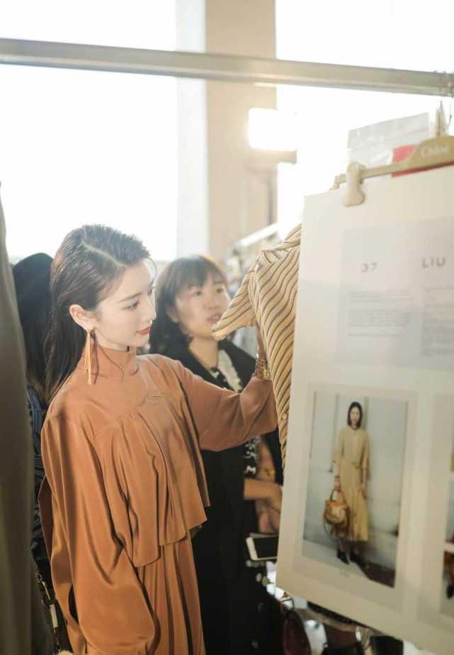 棕色|毛晓彤国外看秀气质升华了,穿棕色连衣裙配大背头,气场强大A爆