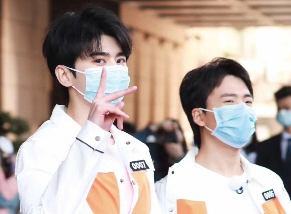  上线|您的“蔡小葵”已上线，暖心为baby提裙子第一期的神秘嘉宾曝出