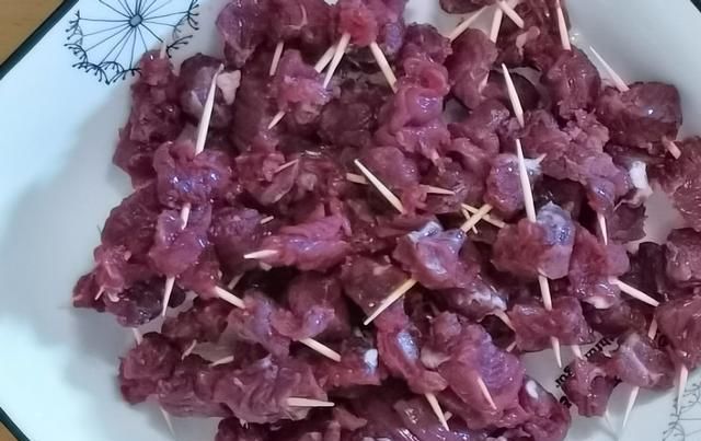  孜然|孜然牙签牛肉，简单几个步骤，教你做出香辣可口的牛肉串。