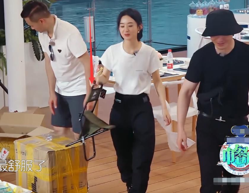  认知|中餐厅：赵丽颖自带凳子，摆好看清形状，刷新了对女明星的认知