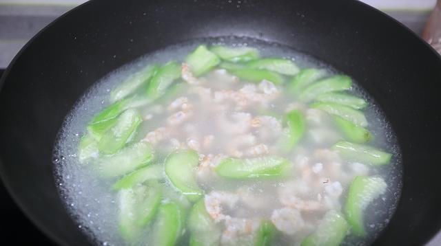  白萝卜|适合三伏天的2道爽口汤，自带鲜甜，除了盐，其它调料都是多余的