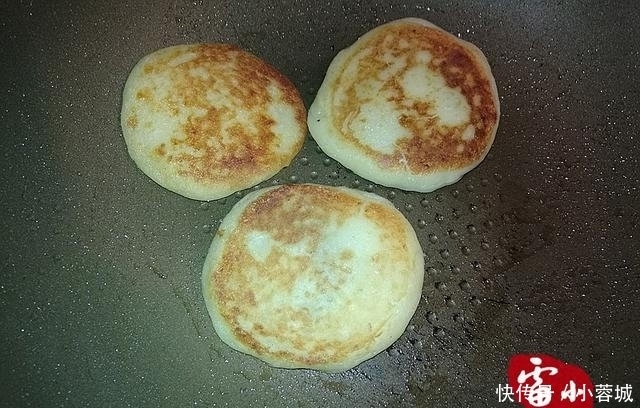 好吃|这饼又香又糯,在锅边就吃掉3个,比南瓜饼好吃太多!
