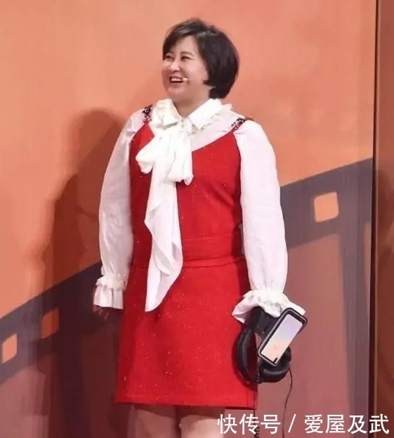 少女|微胖女孩怎么穿?学学贾玲的“斩腰”穿搭,秒变90斤少女