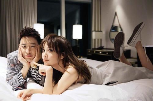  结婚|潘玮柏官宣结婚！晒全家福两人相互依偎，26岁妻子多才多艺颜值高