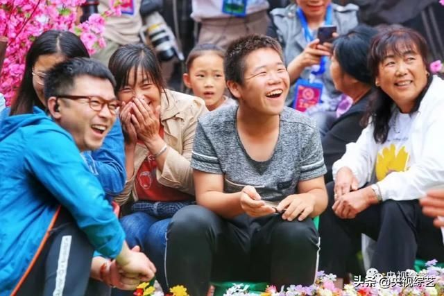 华尔兹|《喜上加喜》父亲在女儿相亲现场抱着扫帚跳华尔兹?