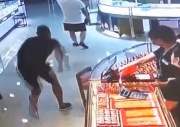 男子|男子商场内试戴项链,4秒后疯狂逃窜溜走