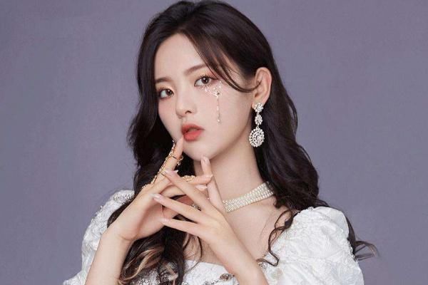  形象|杨超越活动现场生图，高调Cos哪吒形象，网友：黑眼圈有内味了！