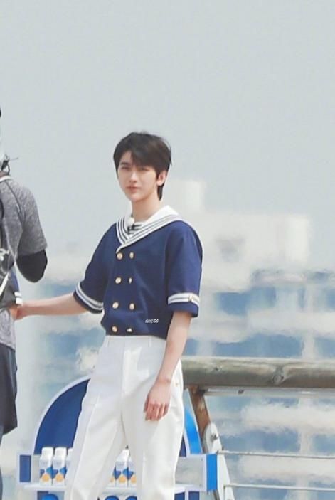  造型|蔡徐坤跑男路透水手服造型，清爽帅气，站在那就是一部偶像剧