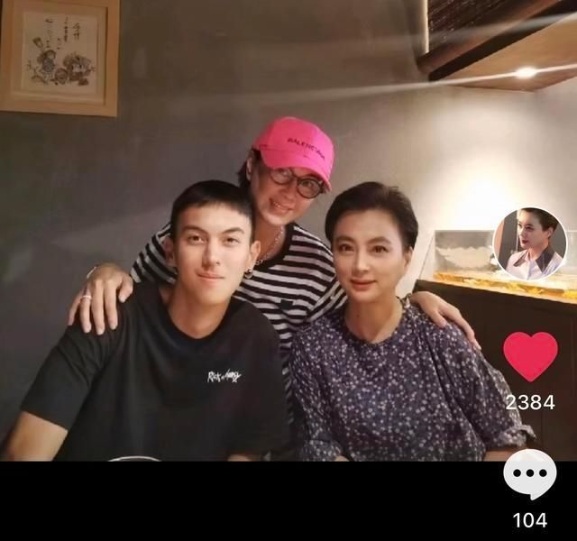 曝光|＂玉兔精＂李玲玉儿子罕曝光！鼻梁高挺眉毛浓，22岁气质不输男明星