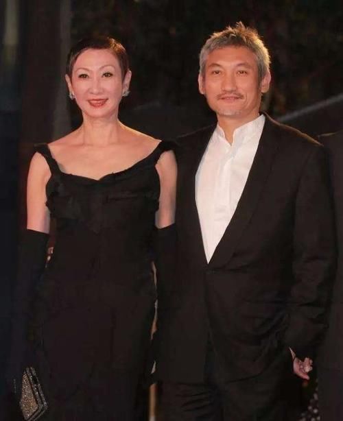  身材|施南生送别赌王，一头短发穿素衣69岁身材风韵犹存，奶奶变阿姨了