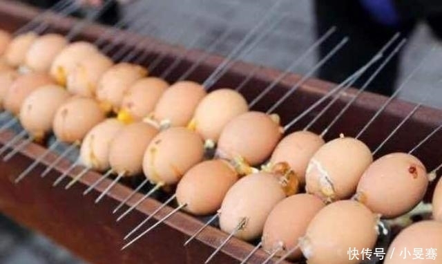 美食|大叔创新“鸡蛋串串”,一串5元日卖上千,豪车排队也来吃