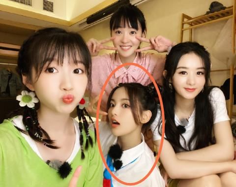  嘉宾|《中餐厅》女嘉宾合照曝光，李浩菲卖萌，赵丽颖慈母笑，谁注意杨超越