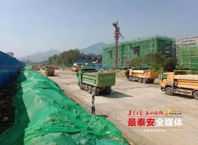 大街|力争国庆节主车道通车！北上高大街加急施工，正进行水泥稳定碎石基层摊铺作业