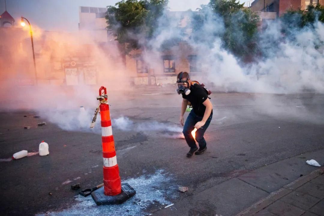 紧急|白宫紧急封锁,CNN总部被砸!中国驻美使馆发出提醒!