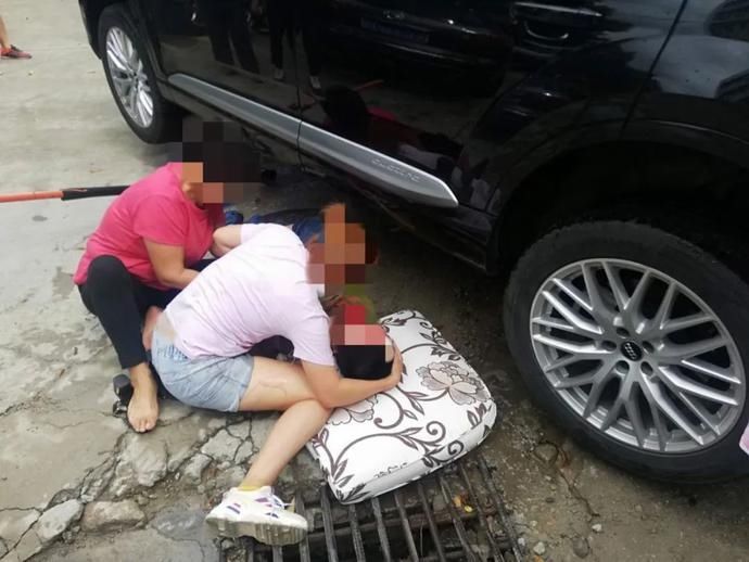  卷入|惊心！两小孩被卷入车底！小的自己爬出来，大的却……