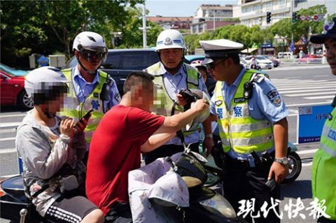 泰州|8月1日泰州对“不戴头盔”开罚，一上午千余人被罚款