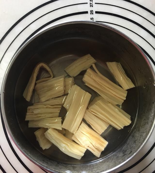  凉拌菜|夏天想要清凉解暑，凉拌菜必不可少！凉拌菠菜，味在嘴里爽到心里