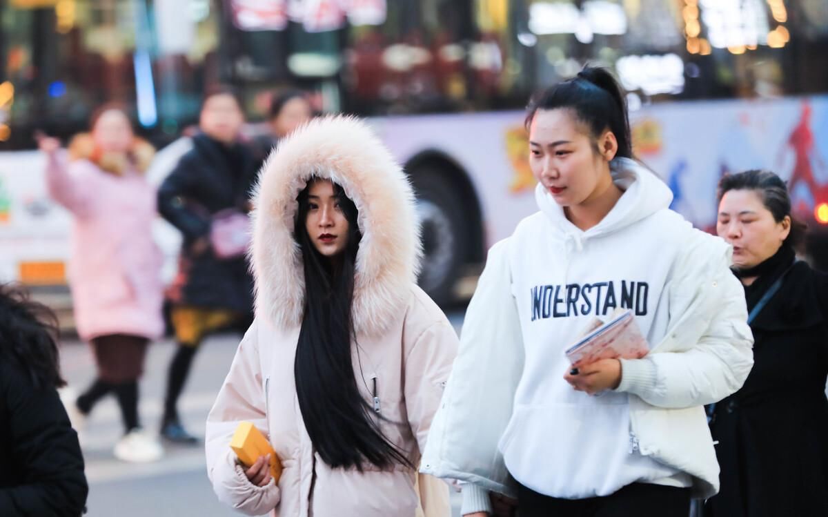 长大衣|入秋穿什么衣服好？千鸟格长大衣温暖又时尚，为你搭配几样服饰