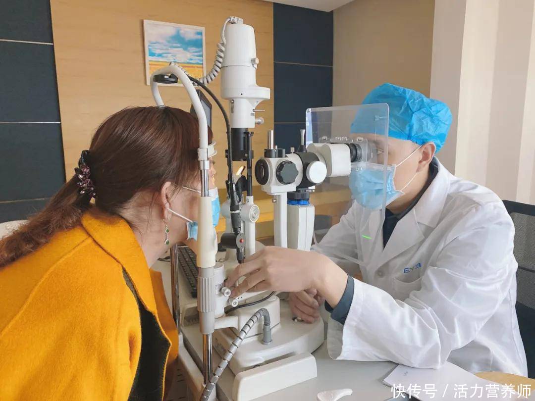 糖尿病并发症眼睛会出现哪些前兆(若眼睛出现这3个症状，很可能是糖尿病眼病的信号，两分钟自测)