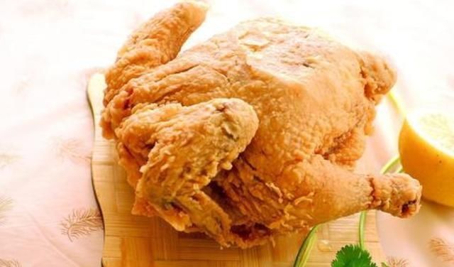 炸鸡|同样是炸鸡，华莱士，肯德基，叫了只鸡，一对比就知差距一目了然