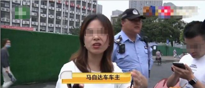 下车|女司机并道时与别人发生剐蹭,下车就责怪后车,车主:我才是直行