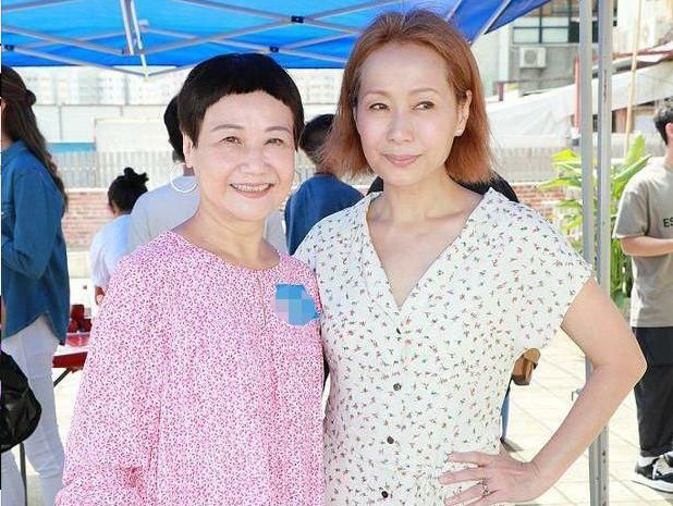  尽显|57岁叶童罕现身精神萎靡老态尽显，与同岁影后吴家丽并肩似两代人