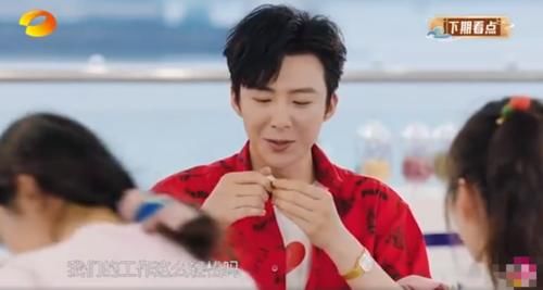  帮忙|《中餐厅》赵丽颖成为新店长，节目组特意请来小鲜肉帮忙，00后粉丝炸锅了