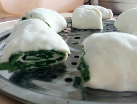 特鲜|韭菜这吃法火了,不炒菜不包饺子,卷一卷蒸一蒸,出锅香软特鲜