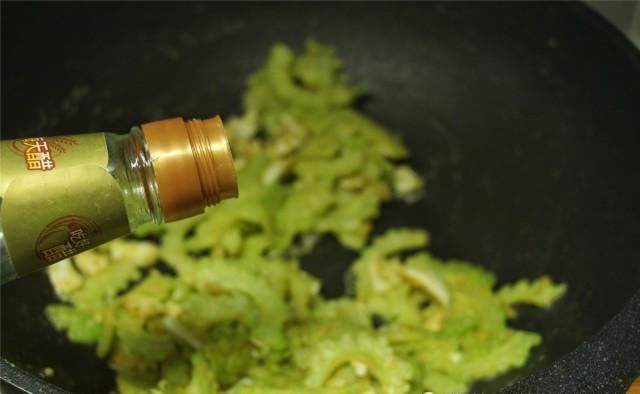  做法|苦瓜这做法，我家三天两头吃，简单一炒，平时讨厌它的爸爸都说好吃