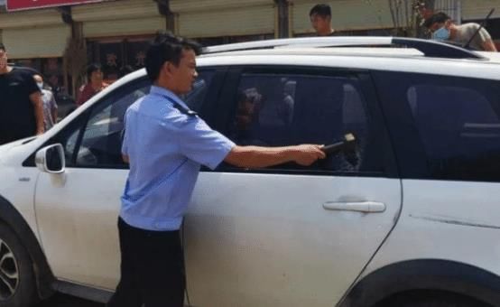 母亲|1岁男童被锁车内，母亲不肯砸窗救人称再等等，民警翻白眼强行砸了