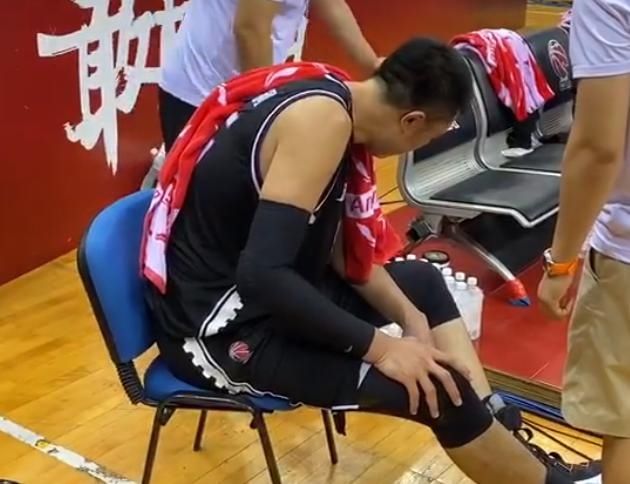 致敬|拼到抽筋被搀扶下场！广东官方致敬，他虽输22分也可昂首离开