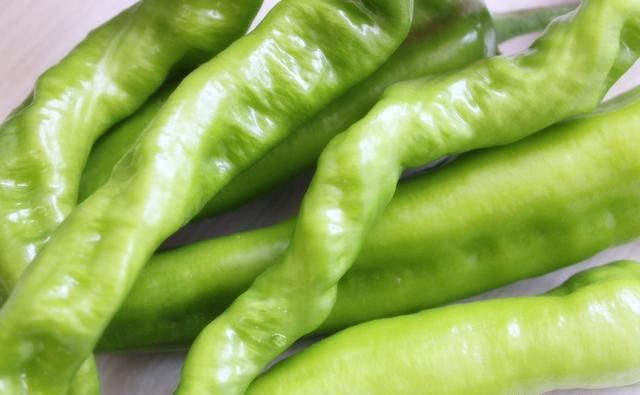  菜农|买青椒，如何区分辣的青椒和不辣的青椒？菜农教您一招，别乱买了