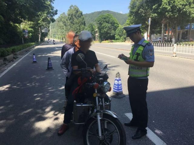 摩托车|五大曝光行动丨摩托车超载危害大，交警严惩不贷！【交通违法曝光台】