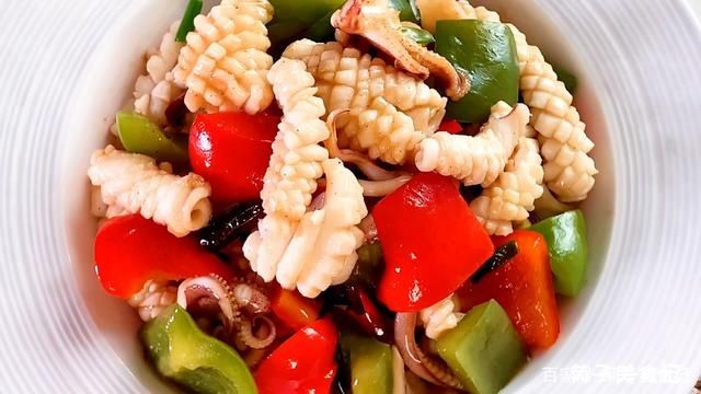 辣椒|炒鱿鱼如何做的脆爽开胃？注意焯水切花刀爆炒这三点，全家都爱吃