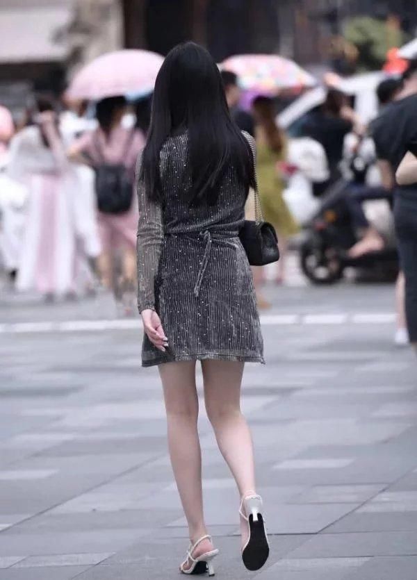  逛街|洋气的小姐姐，穿了一条洋气的裙子逛街