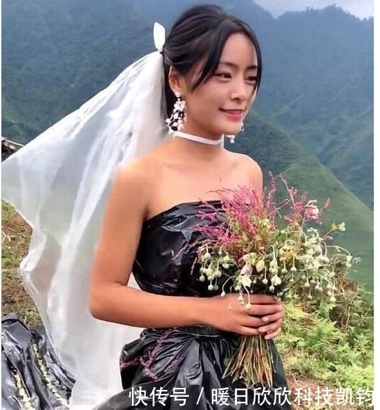 农村|农村女子穿自制的婚纱偶拍照,当镜头往下移的时候,网友大开眼界
