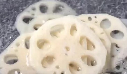  7孔|做凉拌莲藕先放醋还是先撒盐？大部分人做错了，难怪不爽脆还发黑