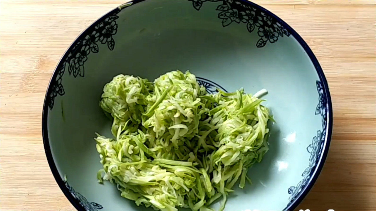 做成|入秋后,多吃点西葫芦,做成馅饼真香,做法简单,出锅皮软馅香