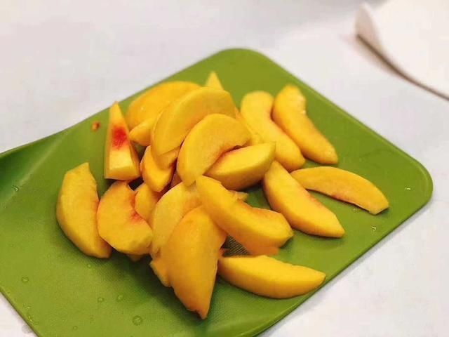  健康|夏季想吃黄桃罐头，自己在家做一罐吧，做法简单美味又健康