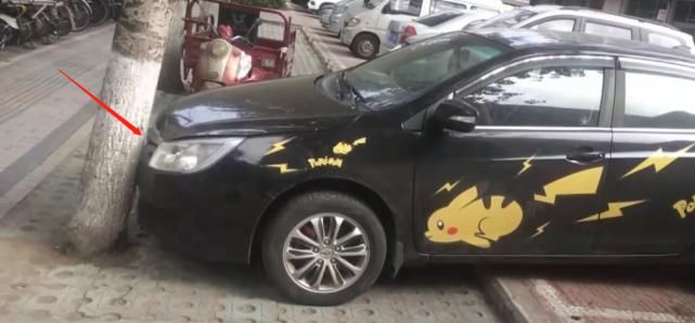  监控|车子好好停车位，第二天却莫名撞树上，看完监控：这是喝了多少？