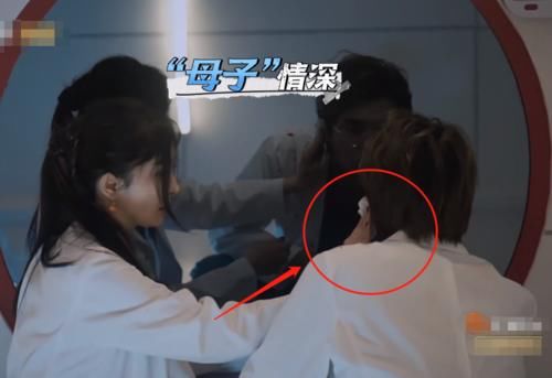  黄明昊|黄明昊遭NPC抹血喊委屈，“妈妈”杨幂贴心擦脸，画面太有爱