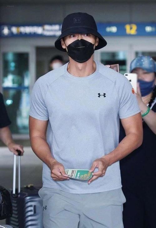 合影|正主带头磕糖？孙艺珍大方晒与玄彬合影，两人相互依偎超甜蜜