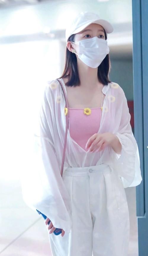  李沁素|李沁素颜照样美不胜收，身穿轻薄白色衬衫清新甜美，一眼便能认出