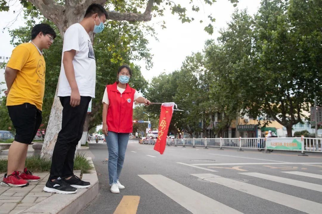 遵守交通|创城在行动 | 乳山文明交通志愿者，你们坚守岗位的样子好美！